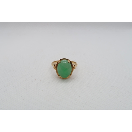 160 - A 18ct yellow gold (hallmarked) ring with Jade - ring size N/O - weight approx 3.9 grams