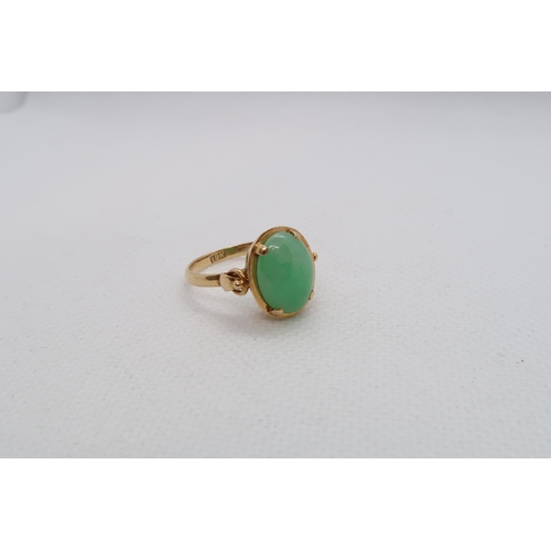 160 - A 18ct yellow gold (hallmarked) ring with Jade - ring size N/O - weight approx 3.9 grams