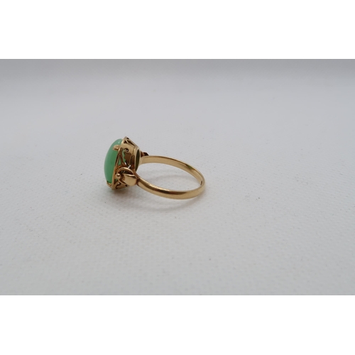 160 - A 18ct yellow gold (hallmarked) ring with Jade - ring size N/O - weight approx 3.9 grams