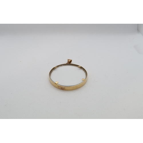 161 - A yellow gold (tested) magnifying glass pendant - tested as approx 18ct - approx 4cm diameter