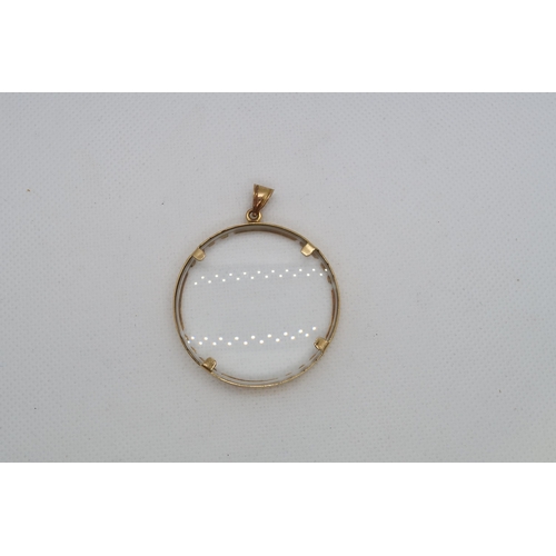 161 - A yellow gold (tested) magnifying glass pendant - tested as approx 18ct - approx 4cm diameter