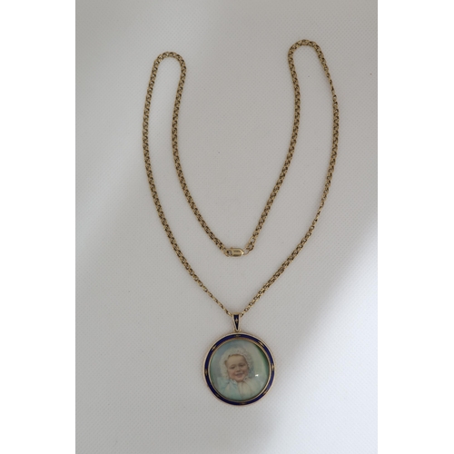 188 - An approx 9ct yellow gold (tested) and enamel frame pendant - approx 3.5cm diameter with frame and r... 