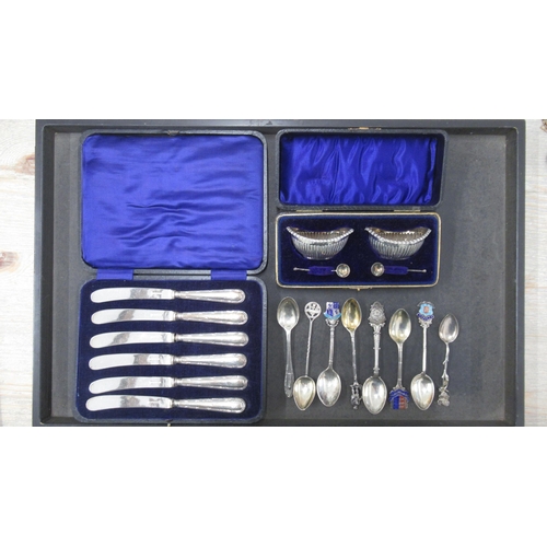 282 - A pair of Edwardian silver salts, Birmingham 1908, boxed with matching spoons together with a set of... 