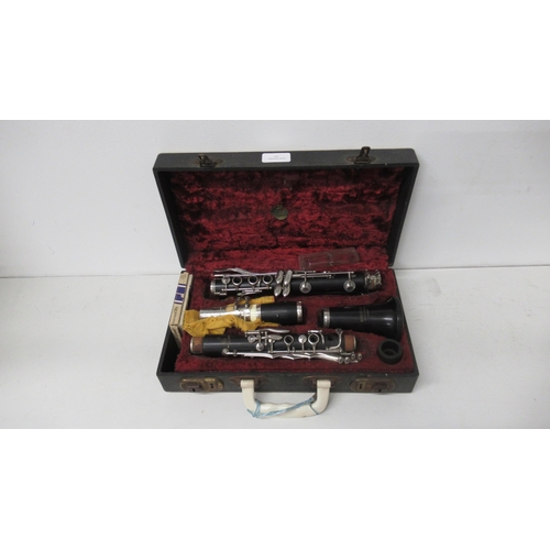 370 - A Boosey & Hawkes clarinet in fitted leather case, complete with accessories