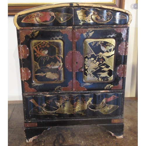 516 - A Japanese lacquered and copper mounted table top trinket cabinet, dome top - 41cm x 31cm x 15cm wit... 