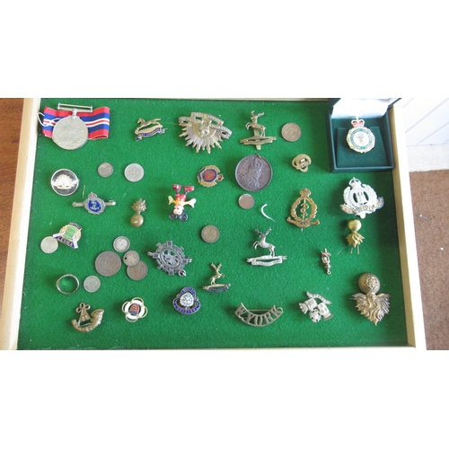 444 - Assorted Regimental badges, Army Service books, Insignia etc