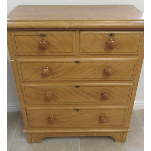 520 - A late 19th/20th century pine five drawer chest of drawers with original knobs and keys, splits in t... 