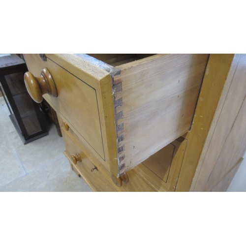 520 - A late 19th/20th century pine five drawer chest of drawers with original knobs and keys, splits in t... 