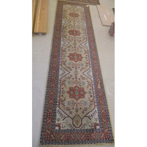 595 - A modern woollen Royal Ottoman rug - 185cm x 120cm - in good condition