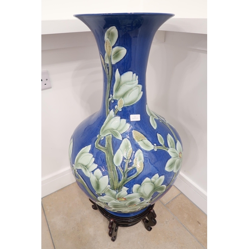 390 - A 20th century Chinese vase on stand - Height 80cm - in good condition