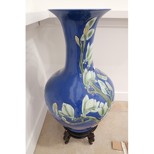 390 - A 20th century Chinese vase on stand - Height 80cm - in good condition