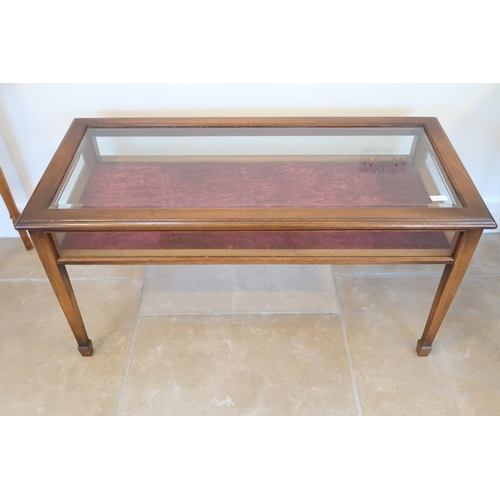 567 - A 20th century display table with a bevelled edged glass hinged top - Width 100cm x Depth 46cm x Hei... 