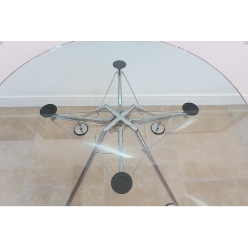 568 - A Tecno Norman Foster glass top table - Diameter 120cm