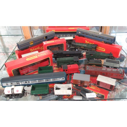 395 - A quantity of Hornby Railways Tri-ang models including engines, locomotives etc - some boxed togethe... 