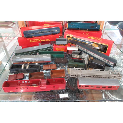 395 - A quantity of Hornby Railways Tri-ang models including engines, locomotives etc - some boxed togethe... 