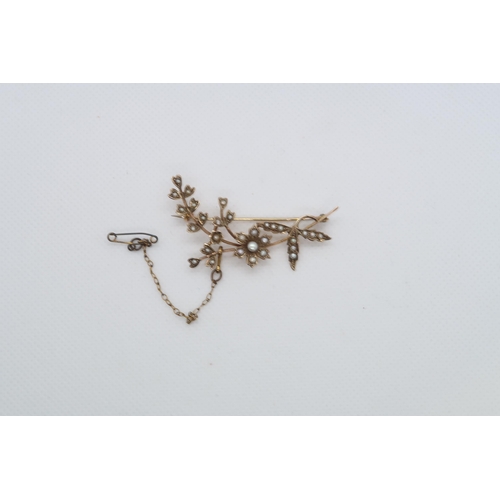 142 - An Edwardian 9ct yellow gold (hallmarked) and pearl flower brooch - approx 5cm - weight approx 4.1 g... 