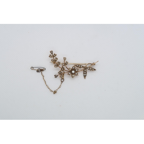 142 - An Edwardian 9ct yellow gold (hallmarked) and pearl flower brooch - approx 5cm - weight approx 4.1 g... 