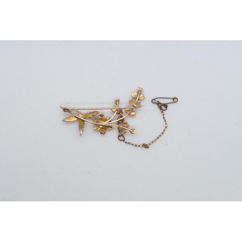 142 - An Edwardian 9ct yellow gold (hallmarked) and pearl flower brooch - approx 5cm - weight approx 4.1 g... 