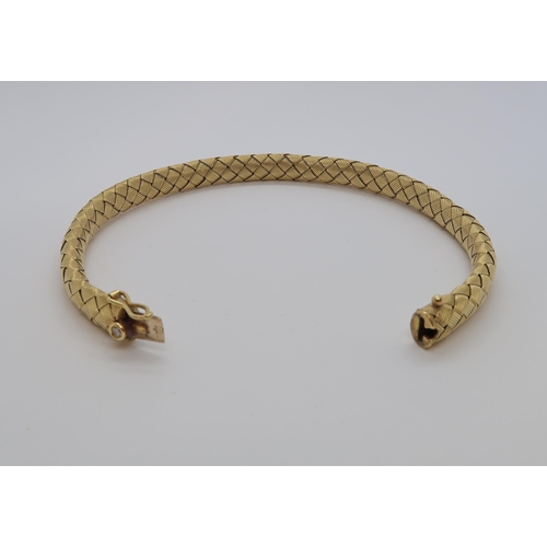 146 - An 18ct hallmarked yellow gold 'plaited' style bangle / bracelet set with diamond to clasp, approx 7... 