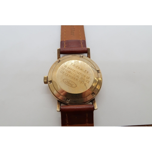 251B - A gents 9ct gold cased Garrard Automatic wristwatch - case 33mm - with date aperture at 6 - working ... 