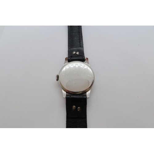 269A - A 1940's/50's gents Omega manual wind wristwatch - metal case 31mm - with seconds sub dial - working... 