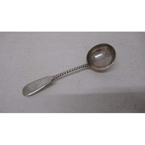 300 - A silver tea strainer - good overall condition - clear hallmarks - 15cm - approx weight 1 troy oz