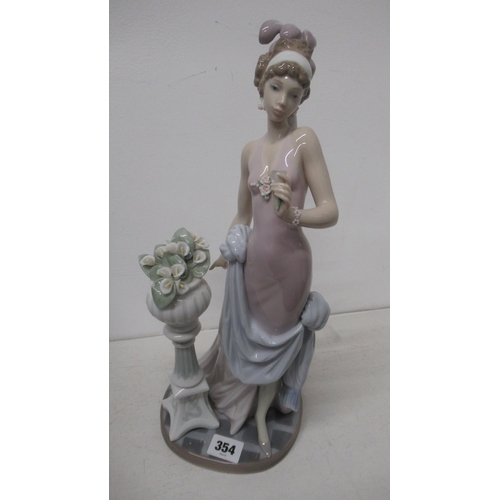 354 - A Lladro figurine Dama Liberty - A Touch of Class - in good condition with its box