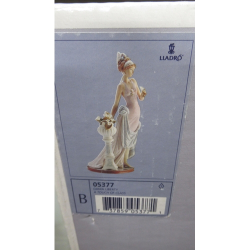 354 - A Lladro figurine Dama Liberty - A Touch of Class - in good condition with its box