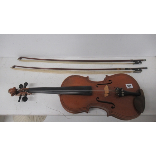 391 - A good quality early 20th century violin with a label for Hawkes & Son 'Maggini' Denmark St, Piccadi... 