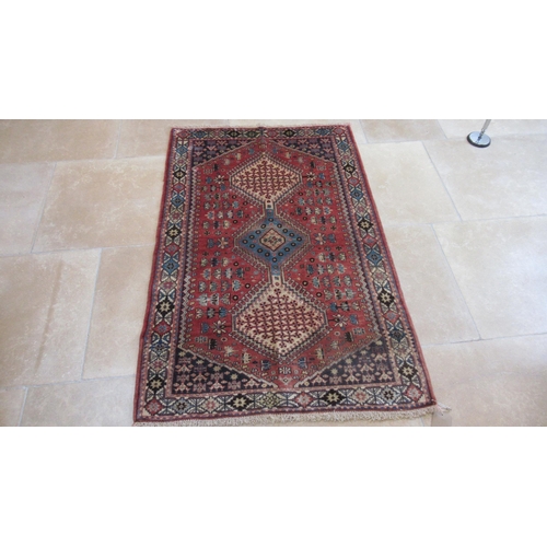 500 - A hand knotted woollen Abadeh rug - 1.50m x 1.05m