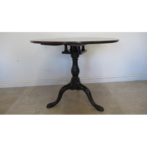 553 - A good Georgian mahogany tripod table with an 84cm top and birdcage movement on three out swept legs... 