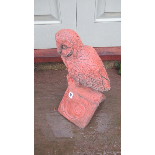 595 - A barn owl roof ridge cast stone finial on a V 90 degree tile - Length 18cm x Width 22cm x Height 45... 