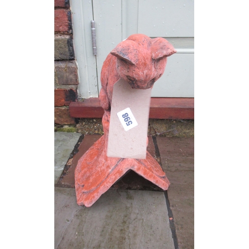 598 - A seated cat roof ridge cast stone finial on a V 90 degree tile - Width 25cm x Length 18cm x Height ... 