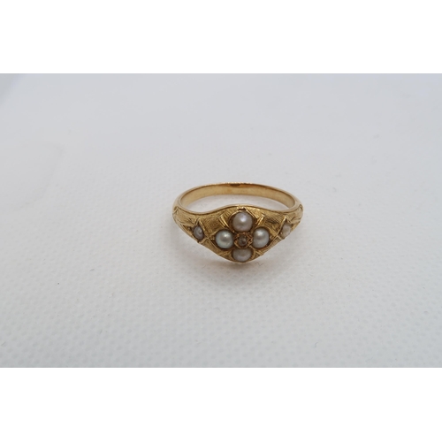 74 - A yellow gold ring with pearls - 3.4grams