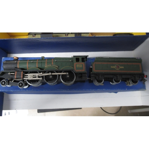 482 - A Hornby Dublo mail van set, boxed, a Hornby Bristol Castle engine in associated box and a Hornby Du... 