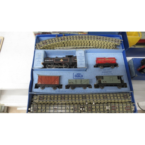 482 - A Hornby Dublo mail van set, boxed, a Hornby Bristol Castle engine in associated box and a Hornby Du... 