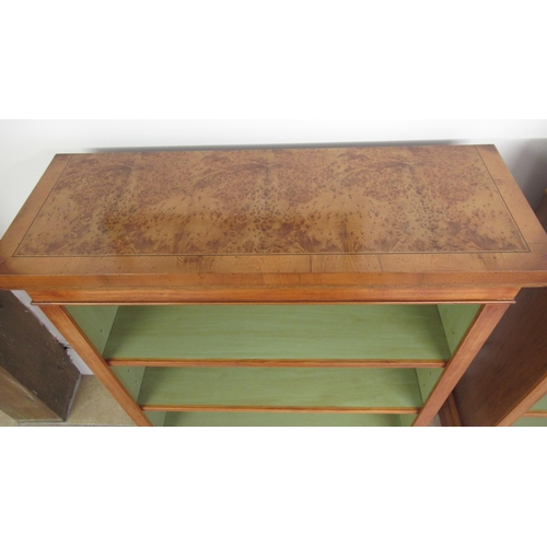 610A - A pair of burr oak bookcases with two adjustable shelves - Width 82cm x Height 95cm x Depth 30cm