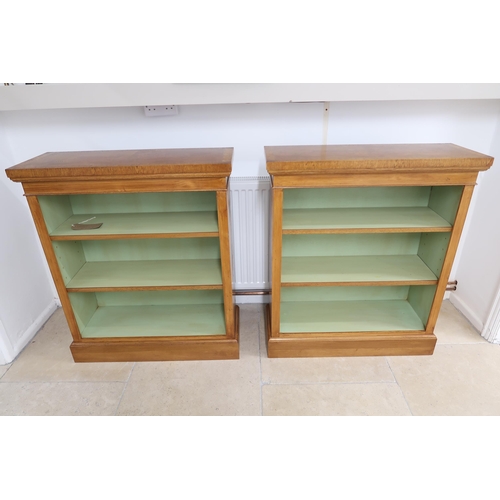 610A - A pair of burr oak bookcases with two adjustable shelves - Width 82cm x Height 95cm x Depth 30cm