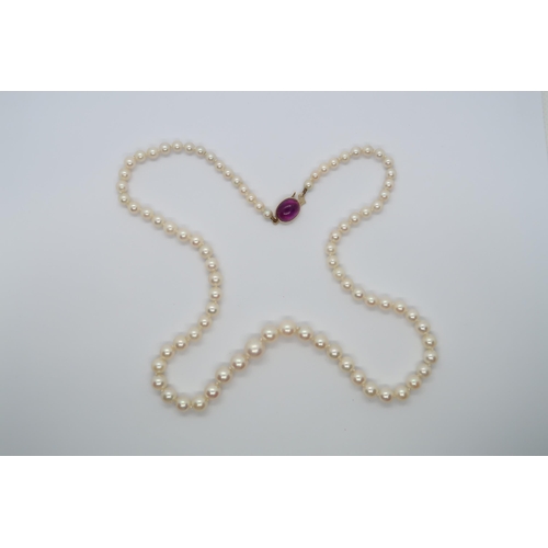 71 - A string of graduated pearls with a 9ct hallmarked yellow gold and cabochon amethyst clasp, approx 4... 