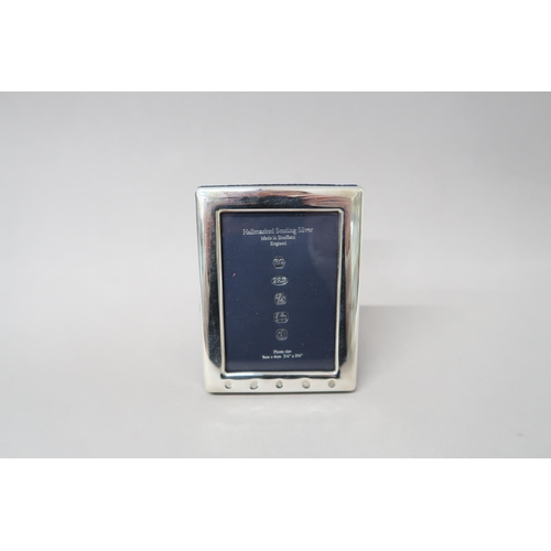 354 - A hallmarked Sterling Silver photo frame - Frame size 8cm x 10.5cm - photo size 9cm x 6cm