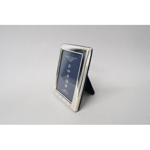 354 - A hallmarked Sterling Silver photo frame - Frame size 8cm x 10.5cm - photo size 9cm x 6cm