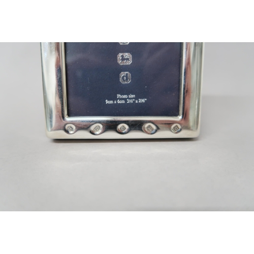 354 - A hallmarked Sterling Silver photo frame - Frame size 8cm x 10.5cm - photo size 9cm x 6cm