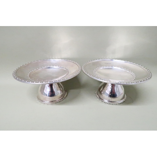 395 - A pair of tazza's - Sheffield 1906, maker H.W - approx weight 7.6 troy oz