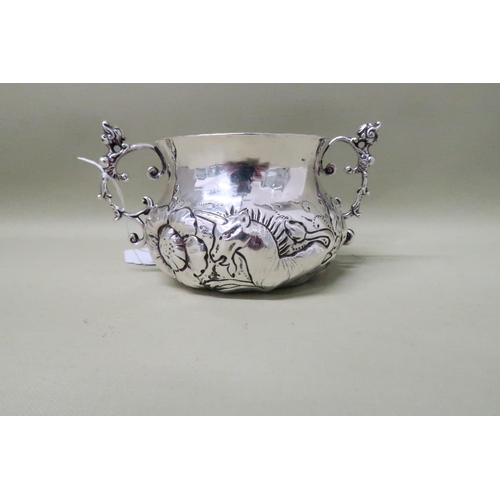 401 - A Britannia silver porringer decorated with lion and unicorn embossed decoration - Height 7cm - 1821... 