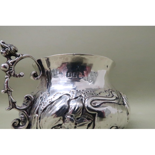 401 - A Britannia silver porringer decorated with lion and unicorn embossed decoration - Height 7cm - 1821... 