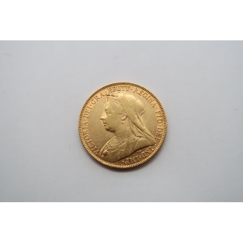 423 - A gold sovereign dated 1900