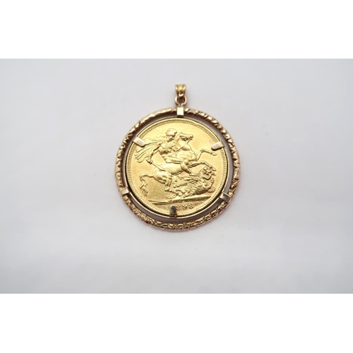 424 - A Victorian sovereign dated 1898 in a gold mount - total weight approx 10.5 grams