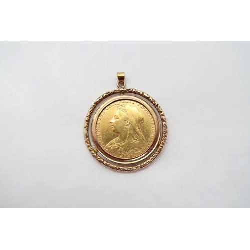 424 - A Victorian sovereign dated 1898 in a gold mount - total weight approx 10.5 grams