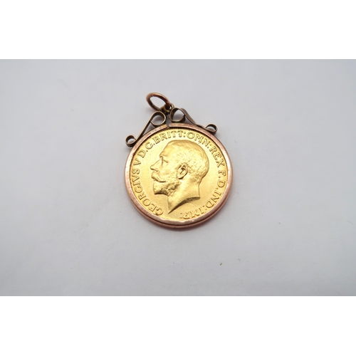 425 - A sovereign date 1918 in a gold mount - total weight approx 9 grams