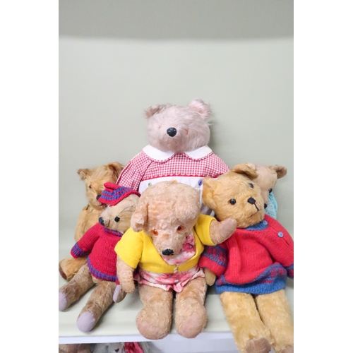 557 - Six vintage teddy bears - all play worn